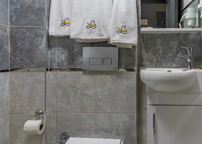 Marine Point Apartment *